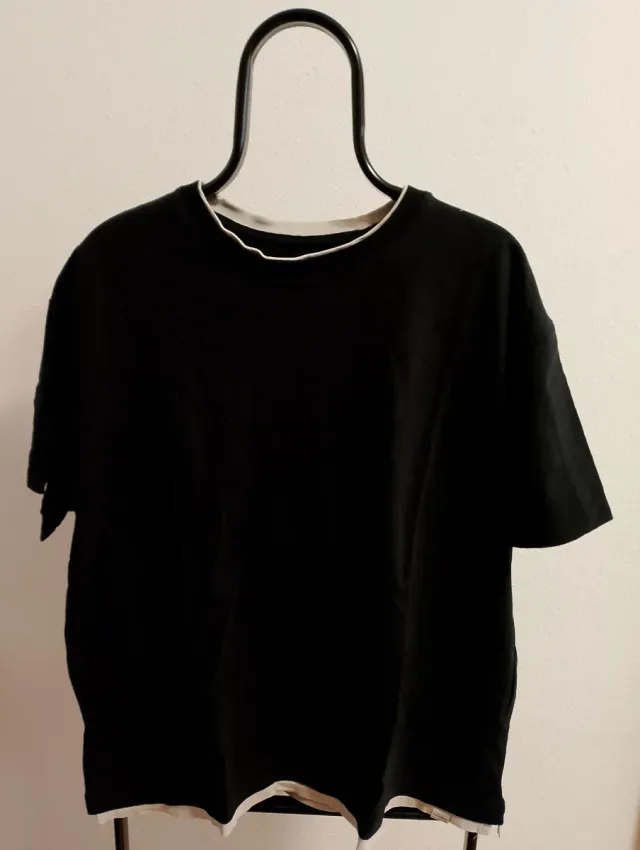 Camiseta negra con detalles blancos
