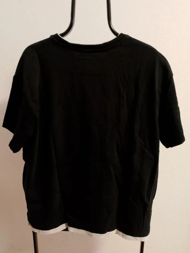 Camiseta negra con detalles blancos