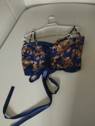 Top azul con estampado floral