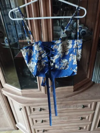 Top azul con estampado floral