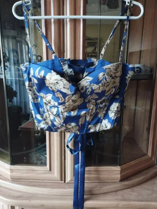 Top azul con estampado floral