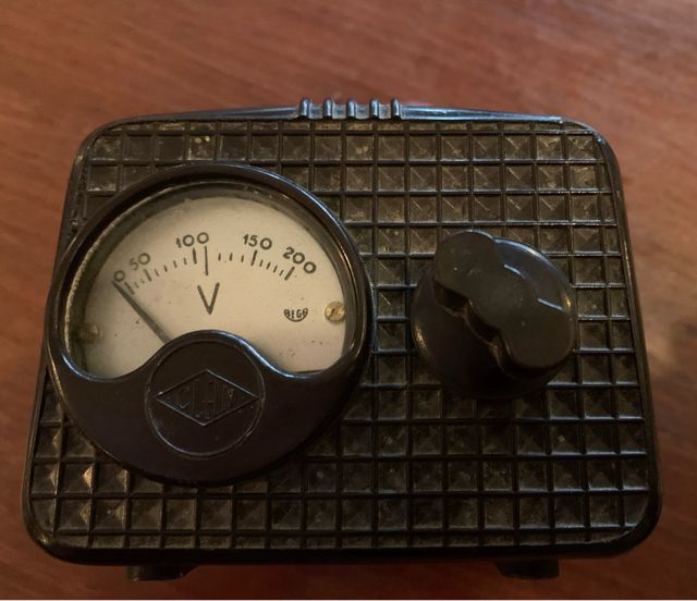 Voltmetro vintage in bakelite