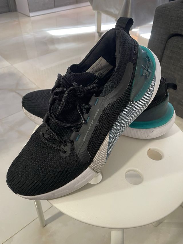 Zapatilla deportiva Under Armour negra y verde