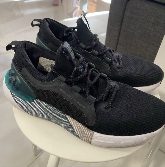 Zapatilla deportiva Under Armour negra y verde