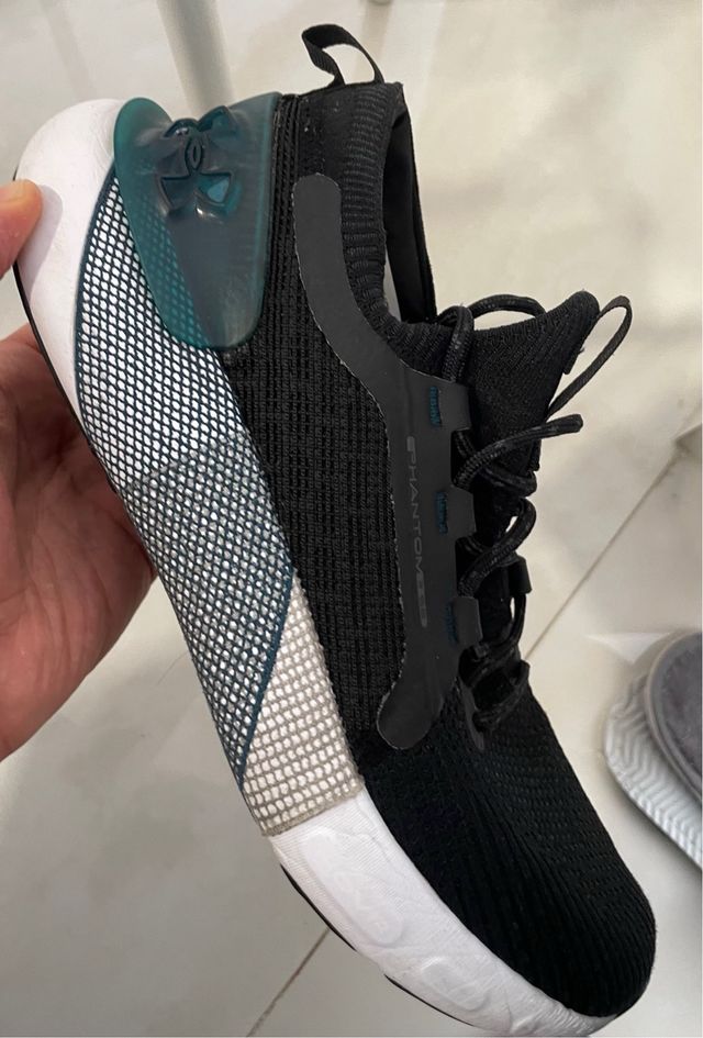 Zapatilla deportiva Under Armour negra y verde