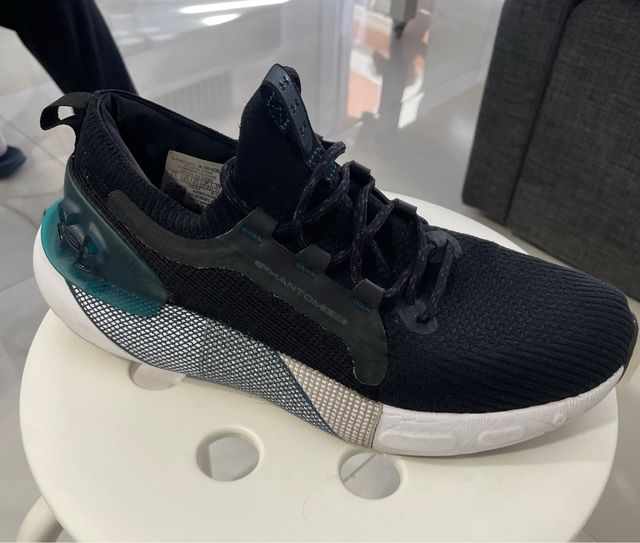 Zapatilla deportiva Under Armour negra y verde