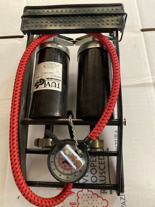 Bomba de pie para neumáticos