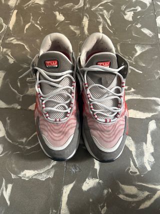 Zapatillas Nike Air Max TW grises y rojas