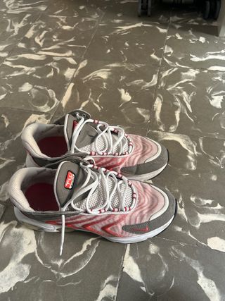 Zapatillas Nike Air Max TW grises y rojas