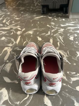 Zapatillas Nike Air Max TW grises y rojas