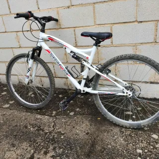 Bicicleta de montaña blanca