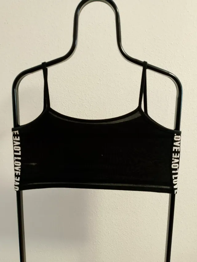 Top negro con letras LOVE