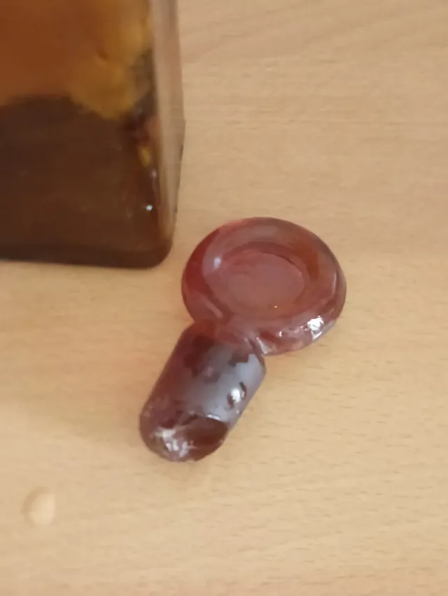 Botella de farmacia antigua ámbar