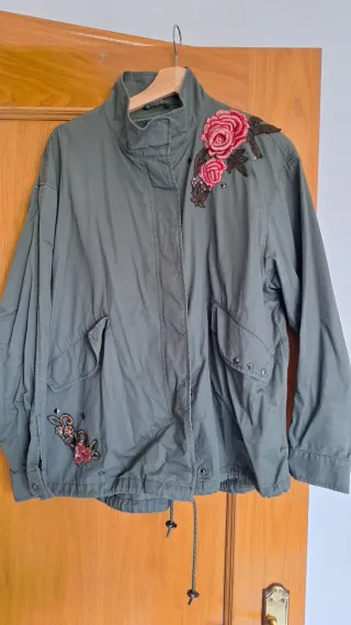 Parka verde militar con flores
