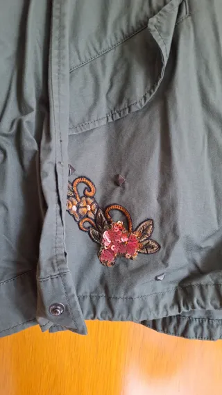 Parka verde militar con flores