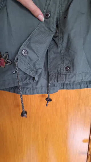 Parka verde militar con flores