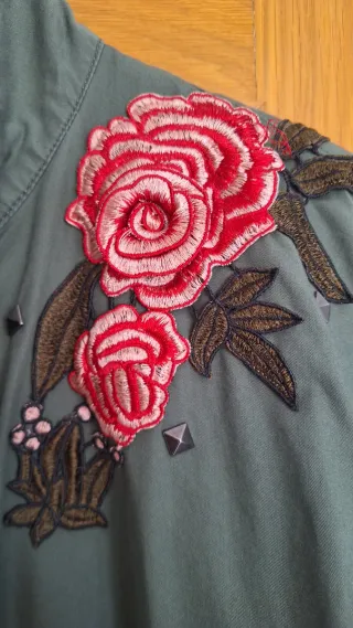 Parka verde militar con flores