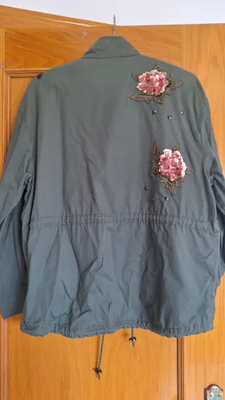 Parka verde militar con flores