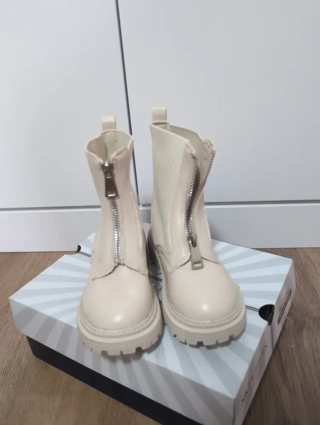 Botas niña beige cremallera talla 28
