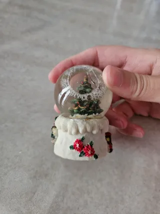 Palla di vetro con albero di Natale