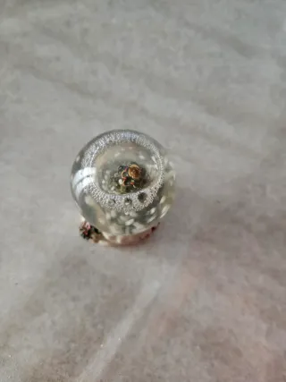 Palla di vetro con albero di Natale