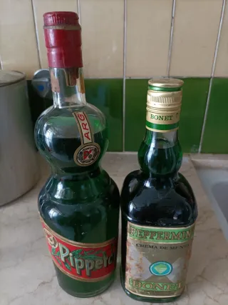 Bottiglie antiche di liquore alla menta Peppermint