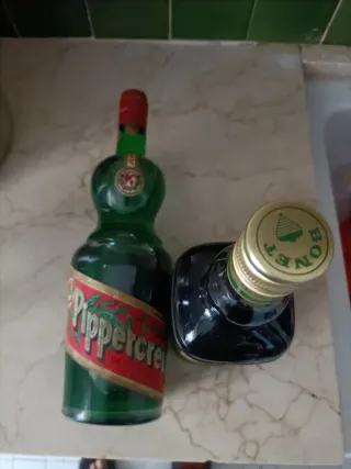 Bottiglie antiche di liquore alla menta Peppermint