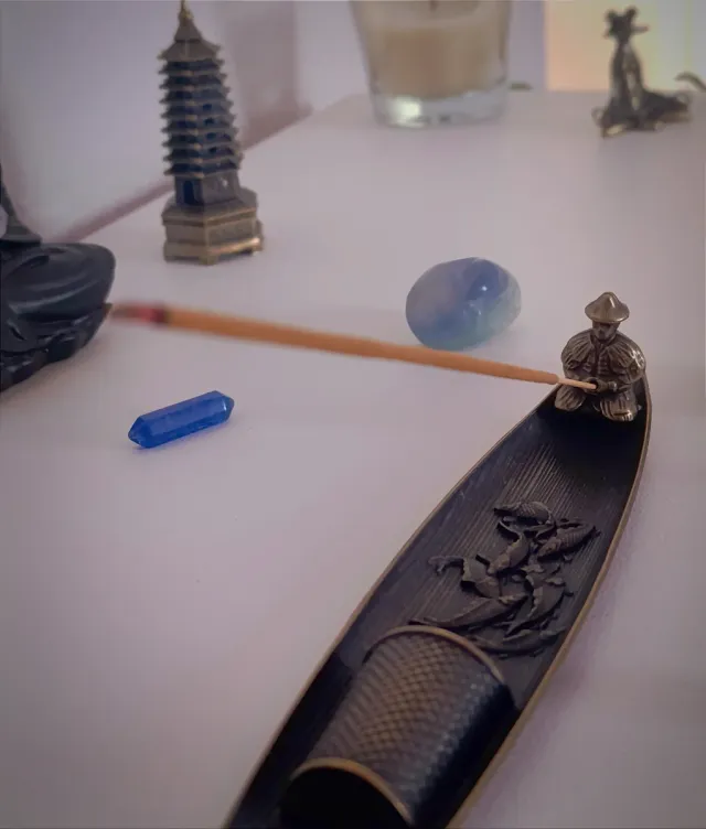 Quemador de incienso metálico