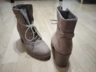 Botas de tacón beige con cordones