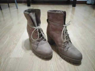 Botas de tacón beige con cordones