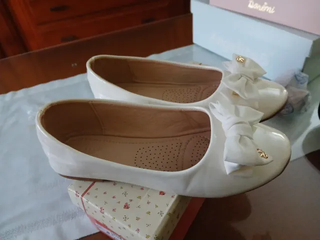 Zapatos manoletina blancos con lazo