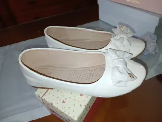 Zapatos manoletina blancos con lazo