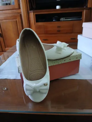 Zapatos manoletina blancos con lazo