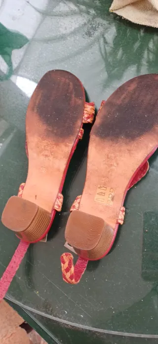 Sandalias de piel rojas y beige Talla 38