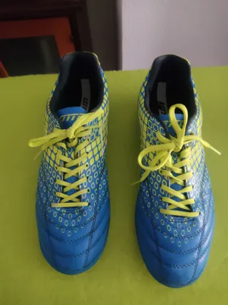 Botas multitacos azules y amarillas