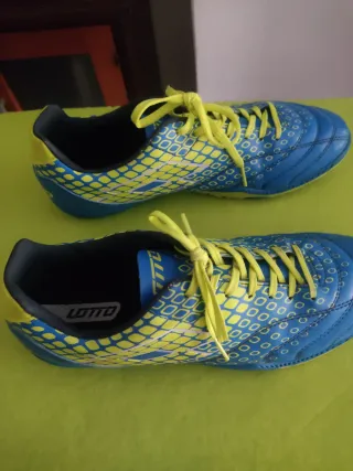 Botas multitacos azules y amarillas