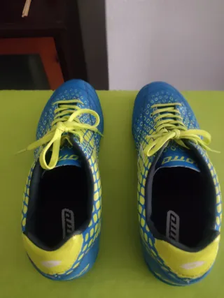 Botas multitacos azules y amarillas