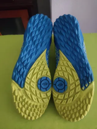 Botas multitacos azules y amarillas