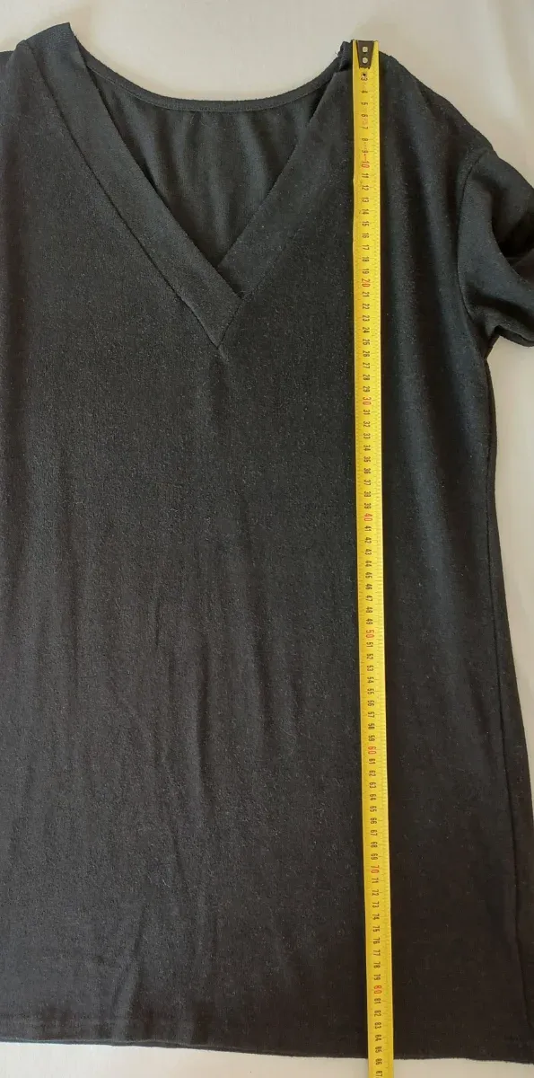 Abito nero con bottoni sulle maniche