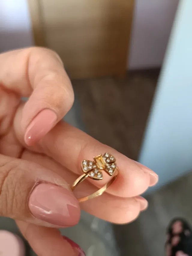 Anillo de oro con lazo y piedras