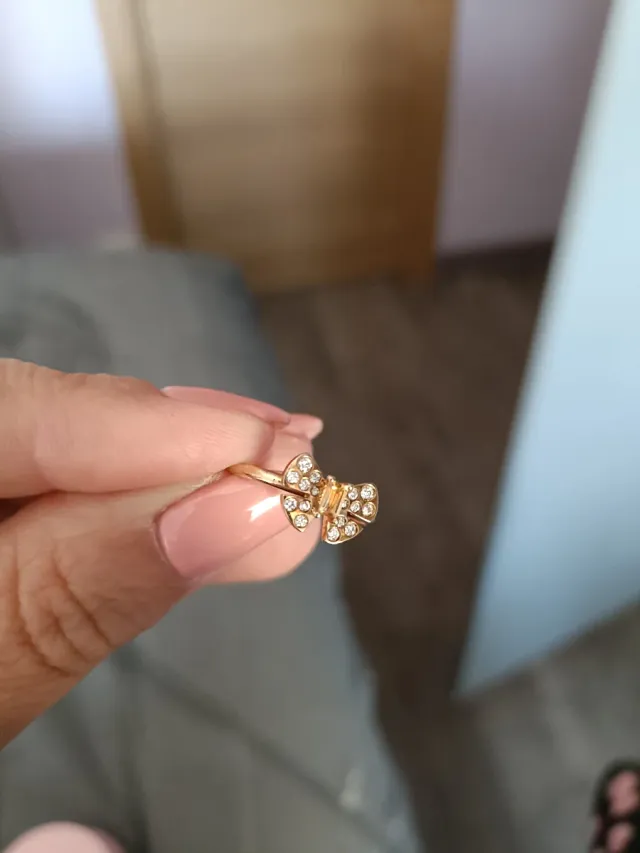 Anillo de oro con lazo y piedras