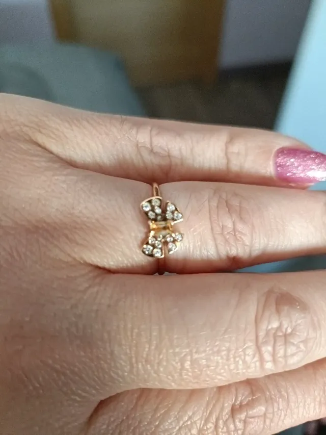 Anillo de oro con lazo y piedras