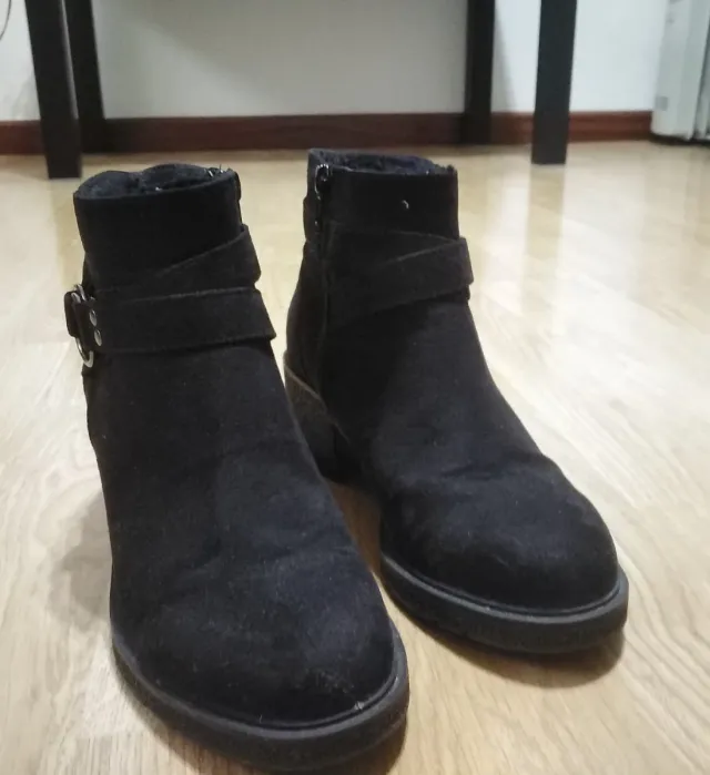 Botines negros con hebilla