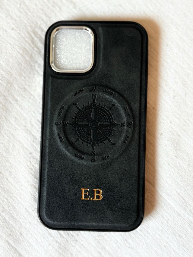 Funda iPhone 11 Negra Brújula y Iniciales E.B.