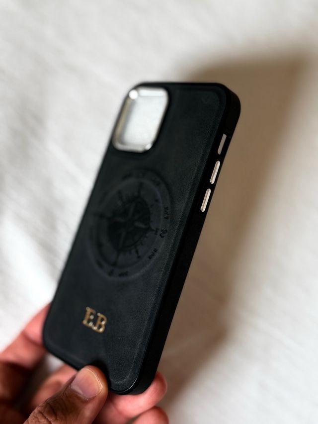 Funda iPhone 11 Negra Brújula y Iniciales E.B.