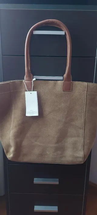 Bolso de piel marrón.