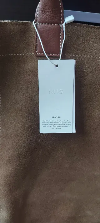 Bolso de piel marrón.