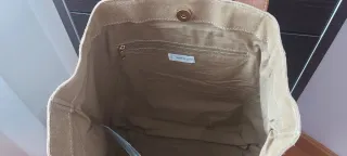 Bolso de piel marrón.