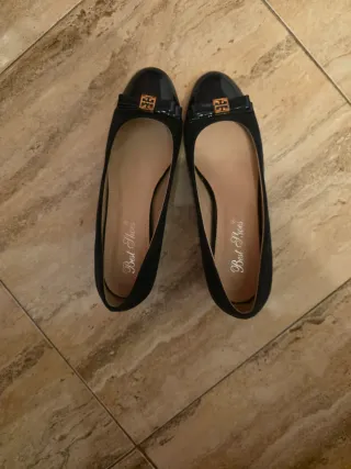 Zapatos mujer salón azul marino charol y ante