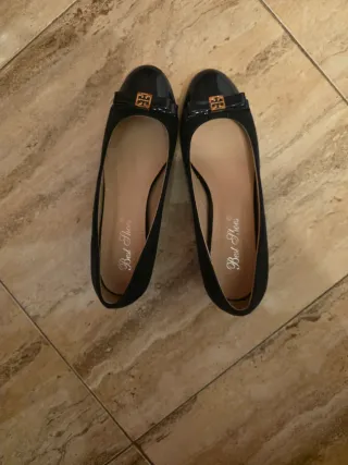 Zapatos mujer salón azul marino charol y ante